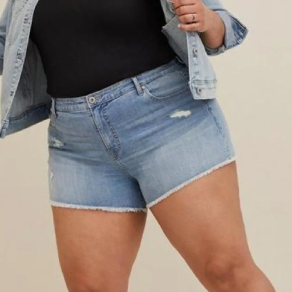 TORRID HIGH RISE A-LINE SHORTIE SHORT - VINTAGE STRETCH LIGHT WASH Sz 16